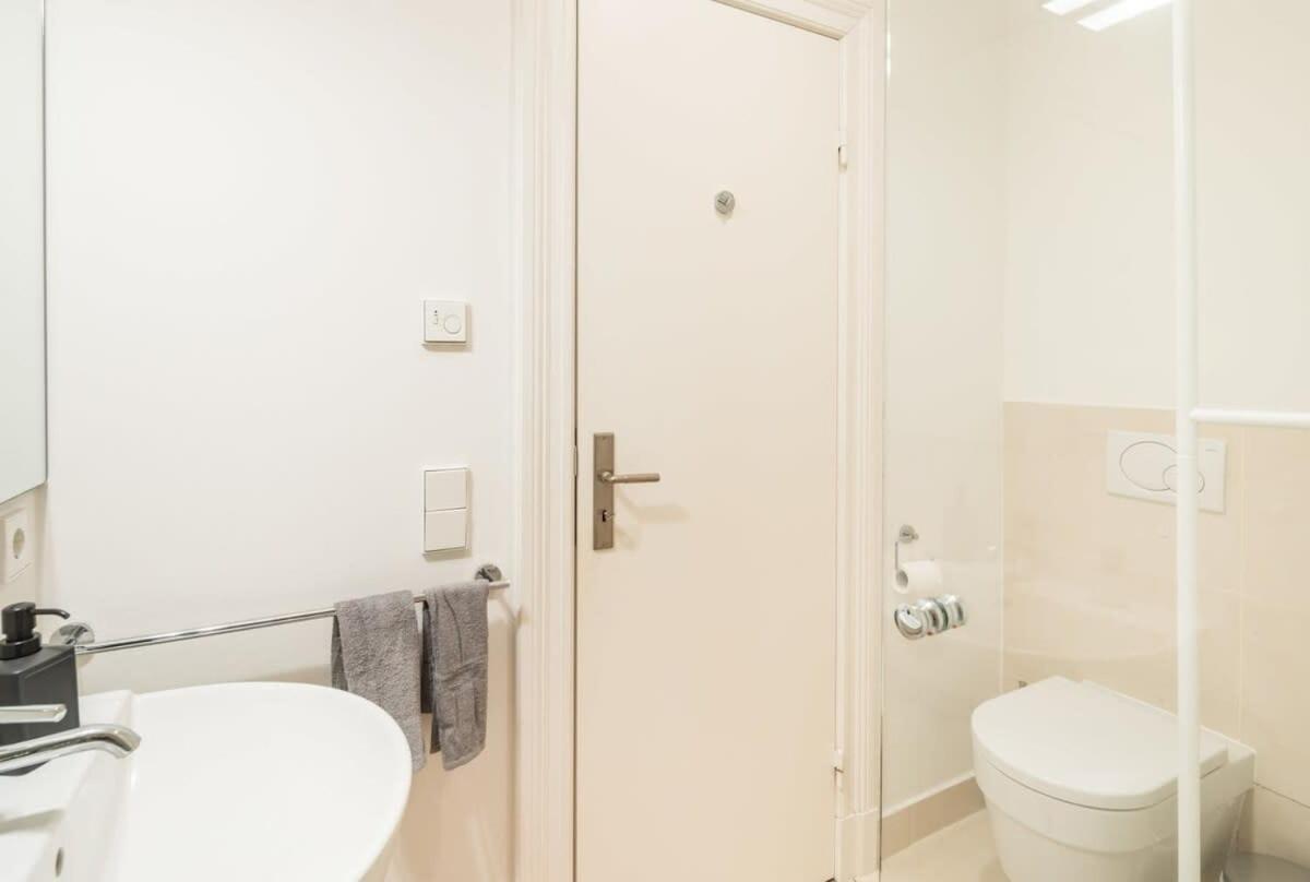 Modern Apartment Near Aussenalster Hamburgo Exterior foto